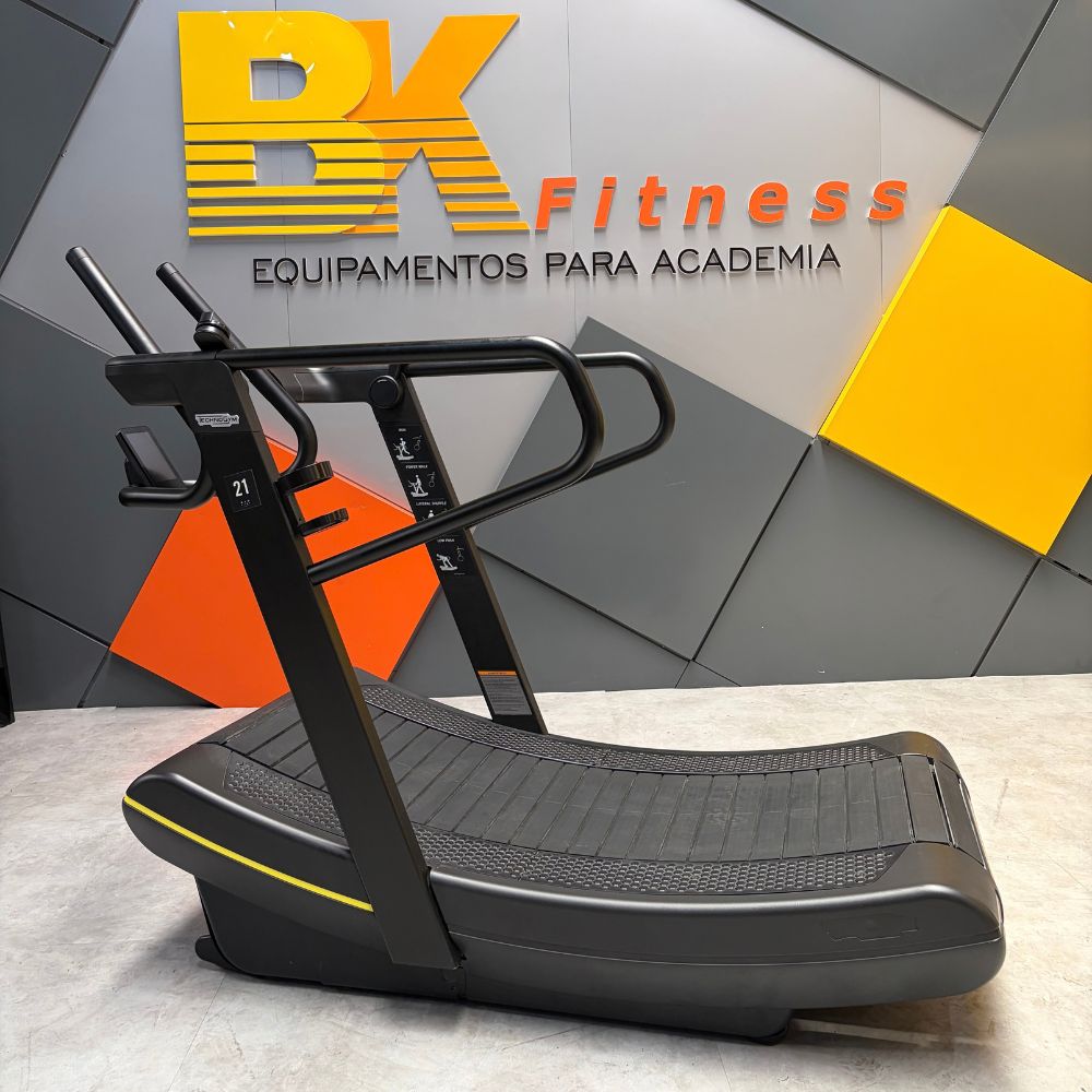 Esteira Curva Technogym Skillmill